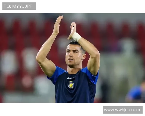 足球明星穿着棒球服的时尚造型展示与球场魅力结合的精彩瞬间